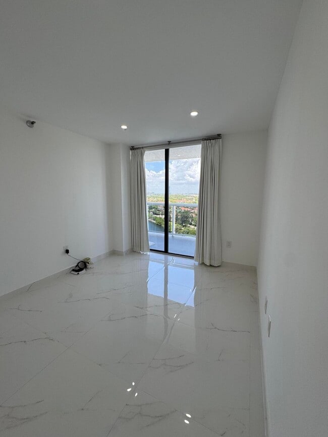 Building Photo - 20515 E Country Club Dr