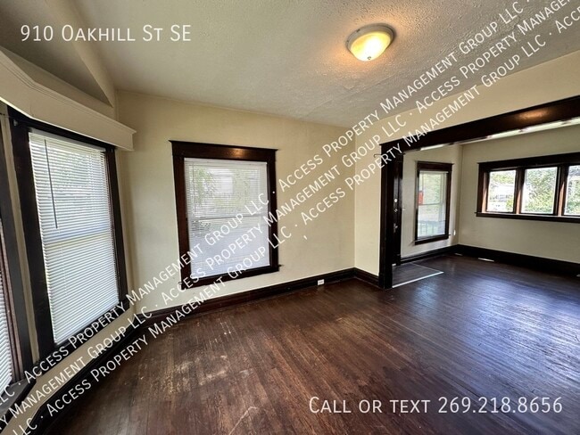Building Photo - 910 Oakhill St SE