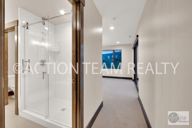Building Photo - Beautiful Townhome in Huntsville