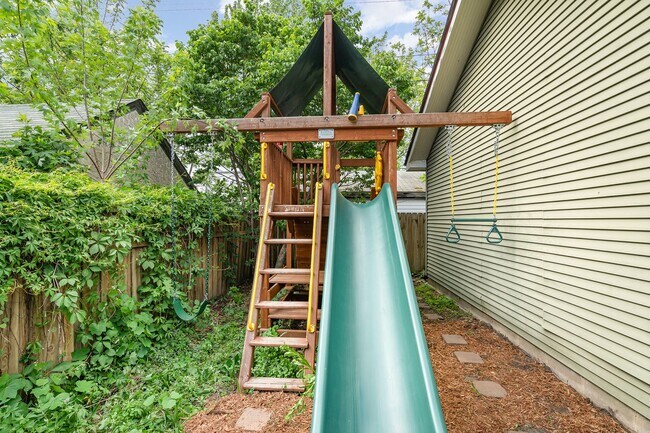 Building Photo - Spacious 4BR/2BA Single-Family Home in Mer...