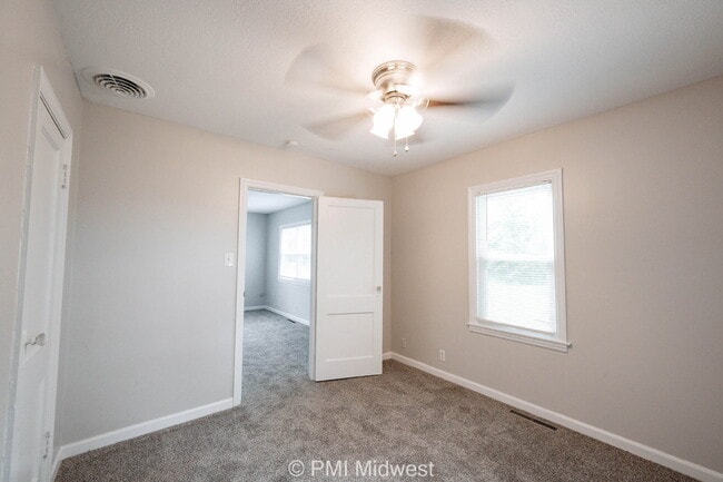 Building Photo - "Charming 3-Bed Home in Indianapolis – Coz...