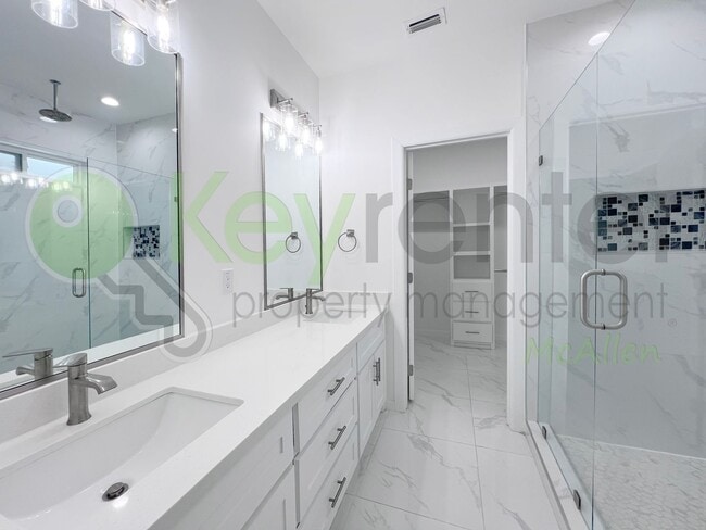 Building Photo - Stunning - 3 b/2.5 bath Home - Don't Miss Out!