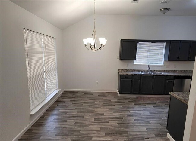 Building Photo - Upgraded 3 bedroom 2 bathroom home!  HOUSING ACCEPTED!