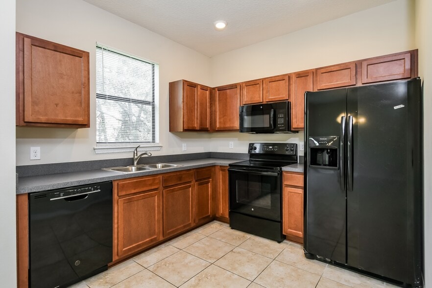 Building Photo - 1462 Pacific Rd