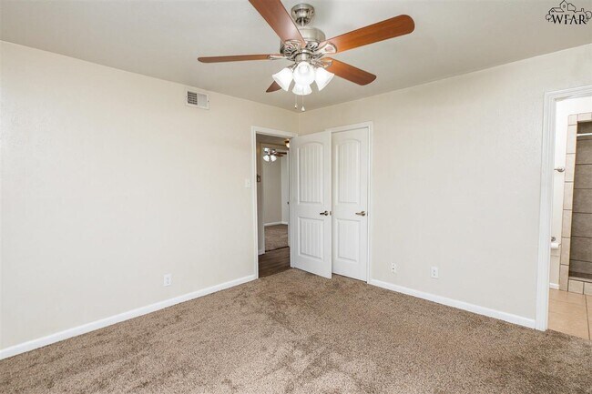 Building Photo - 4004 Hooper Dr