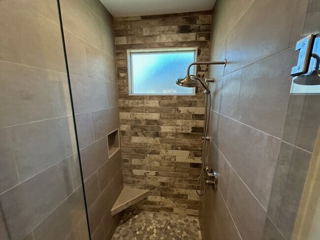 Building Photo - Well Maintained Home