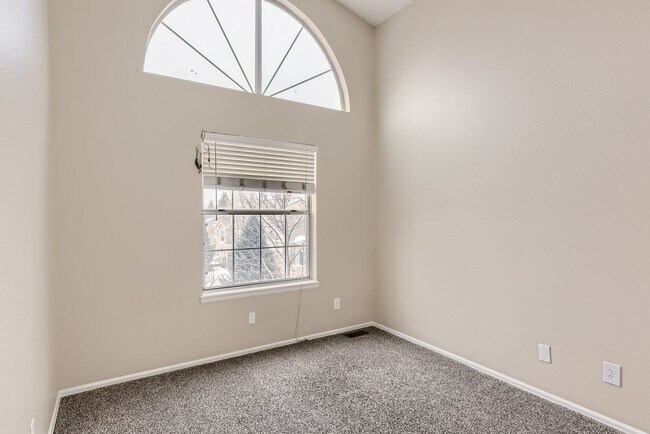 Building Photo - 3 Bedroom 3 Bath in Littleton next to horseshoe park!!