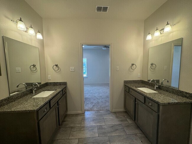 Building Photo - 3Bed/ 2Bath Available Now- in Lubbock coop...