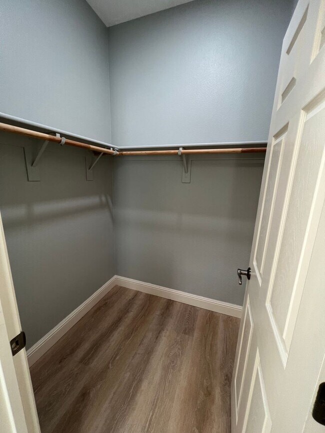 Building Photo - Desirable and Spacious 5-Bedroom Home in Empire Ranch!