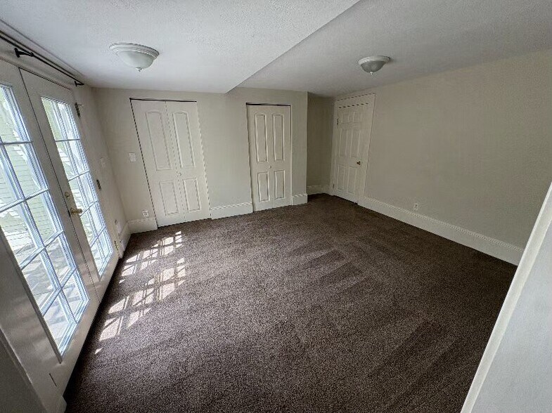 Building Photo - 824 Spencer Ave