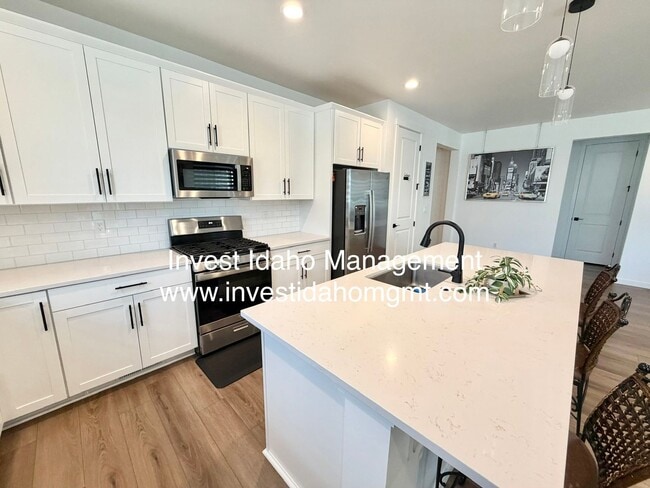 Building Photo - A Home You'll Fall in Love With