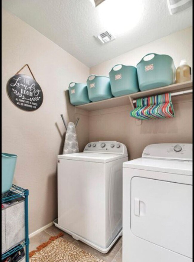 Building Photo - Lovely 3Bedroom/ 2.5 Bath Mesa Home!