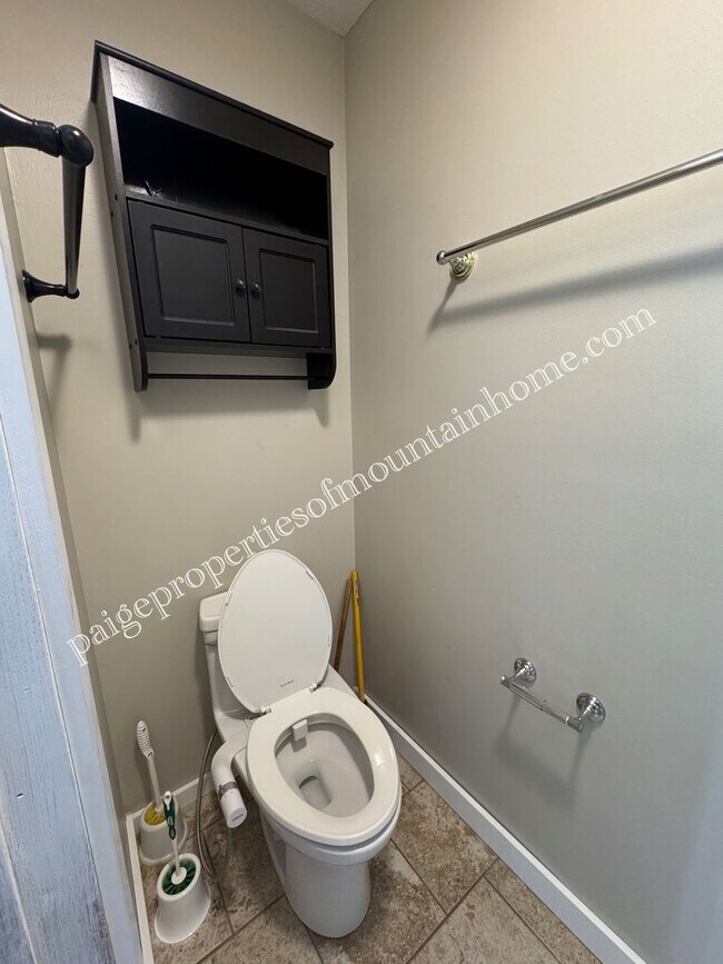 Building Photo - Charming 3 Bedroom, 2 Bath Home with Sunroom, Garage & Privacy-Fenced Yard