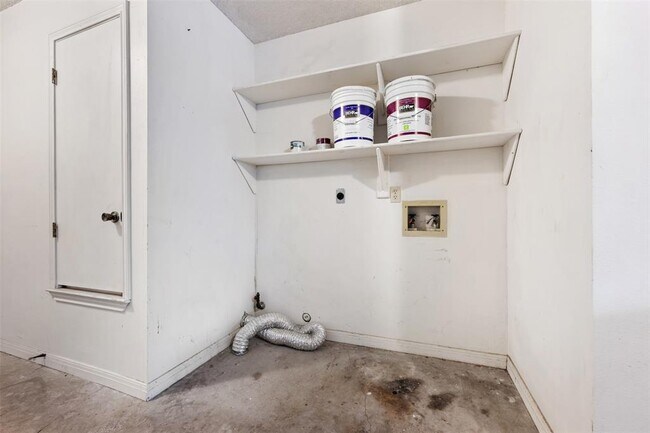 Building Photo - 2306 Alimony Cove
