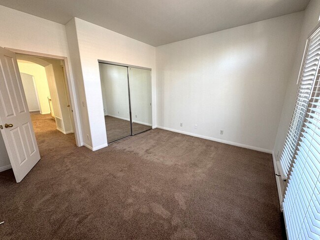 Building Photo - Beautiful 3Bd/2.5Ba Spacious Home in Tustin!