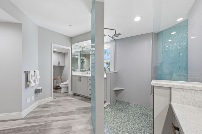 Building Photo - 8111 Bay Colony Dr