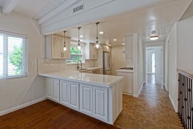 Building Photo - RECENTLY REMODELED, BRIGHT & AIRY 3BR2BA G...
