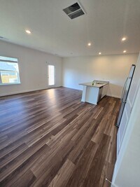 Building Photo - 4Bedroom 2.5Bathroom Townhouse!