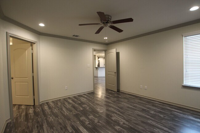 Building Photo - Beautiful 3 Bedroom 2 Bathroom Townhouse i...