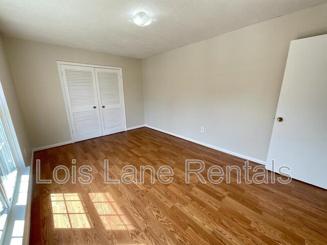 Building Photo - 867 Colony Dr
