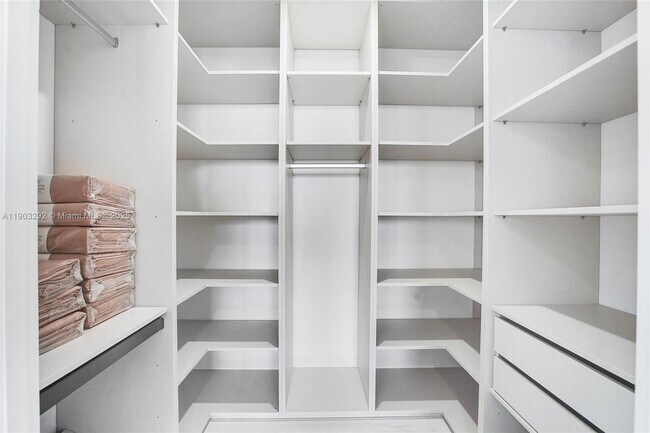 Building Photo - 700 NE 24th St