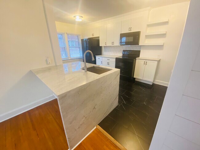 Building Photo - 930 E 56th St