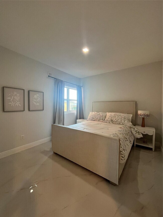 Building Photo - 2650 Lake Shore Dr