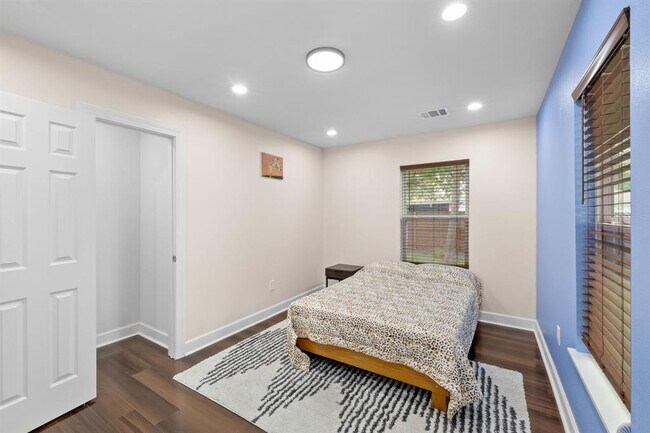 Building Photo - 907 E 53rd St