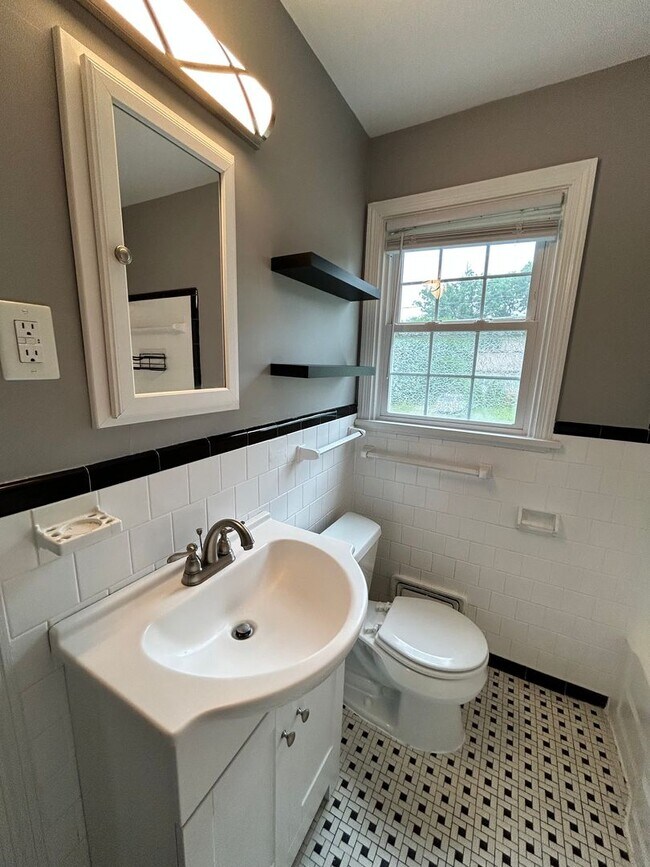 Building Photo - 1124 Bridle Ln