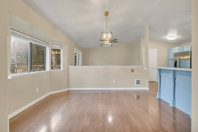 Building Photo - ONE LEVEL LIVING in Peaceful & Private Location!