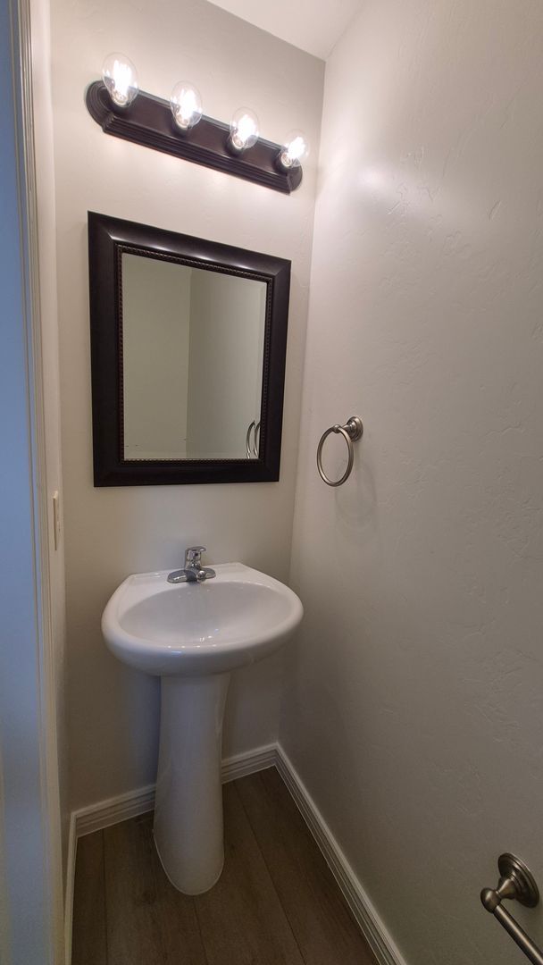 Building Photo - Remodeled 3 Bed / 2.5 Bath Townhome in Great Location