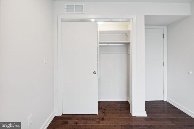Building Photo - 708 S Sartain St