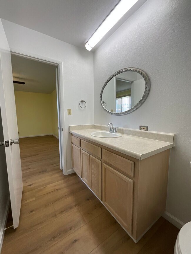 Building Photo - Beautiful Home in Established Fresno Neigh...