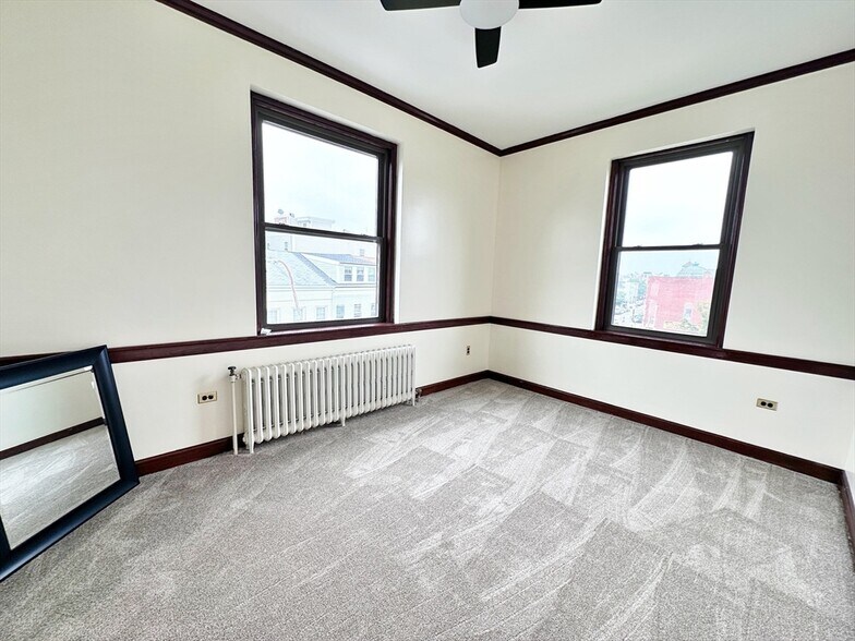 Building Photo - 154 Maverick St
