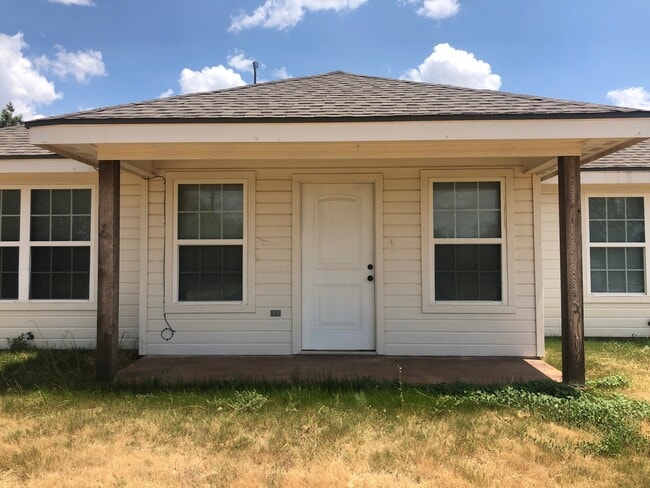 Building Photo - 3 bedroom, 2 bath DUPLEX!