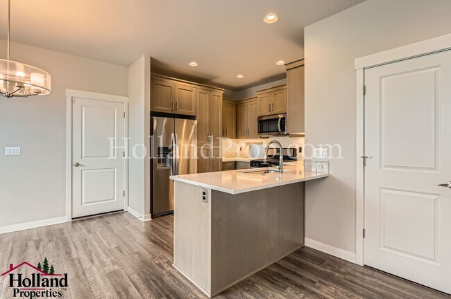 Building Photo - Gorgeous 3-Bed Hillsboro Home with a Fence...