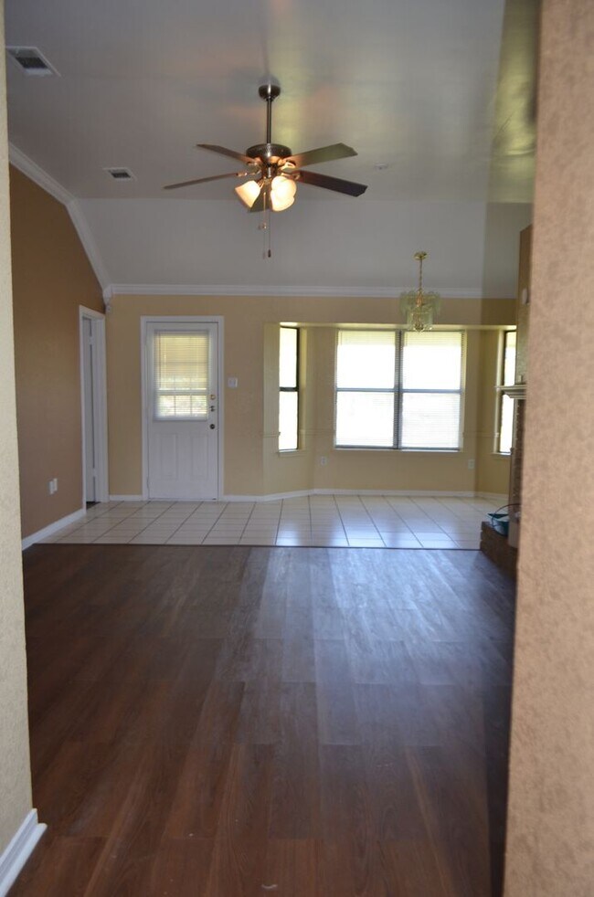 Building Photo - 113 Lariat Cir