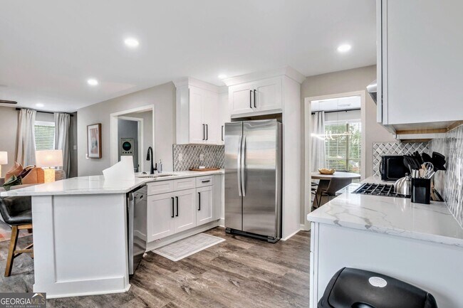 Building Photo - 8008 Clearview Cir