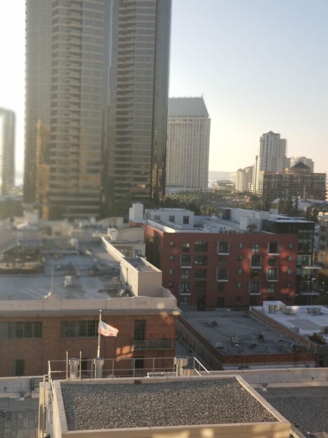 Building Photo - Downtown  1-Bed plus Loft 1bath 1 parking ...