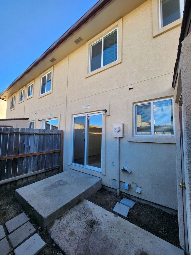 Building Photo - Well Maintained Townhome!