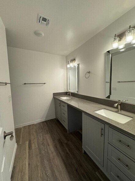 Building Photo - 1051 Fathom Dr