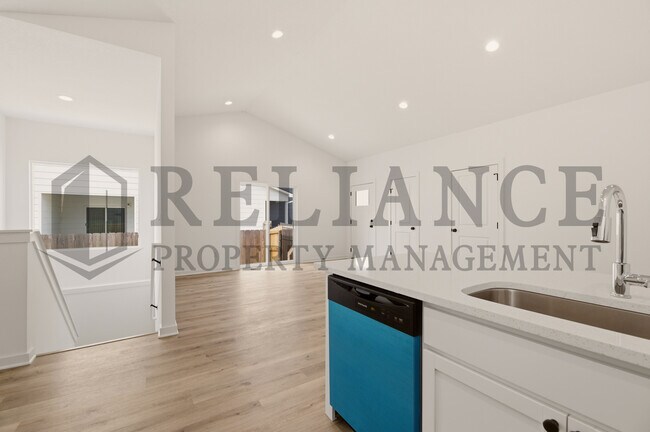 Building Photo - 5263 N Pinecrest Ct