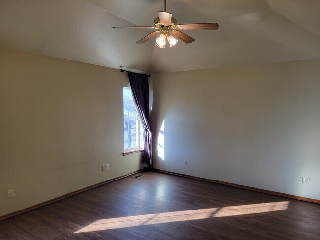 Large master with pullman ceilings and vinyl floors - 921 Blue Ridge Dr