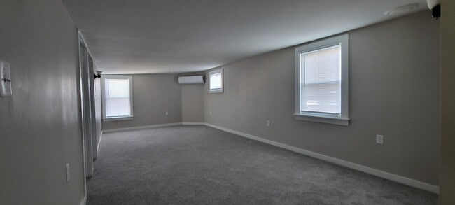 Building Photo - 135 Byron St
