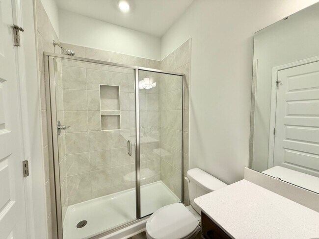Building Photo - Stunning New 5BD, 5BA Garner Home with Lux...