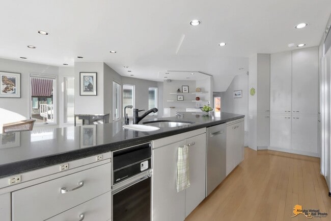 Building Photo - 1835 W 15th Ave