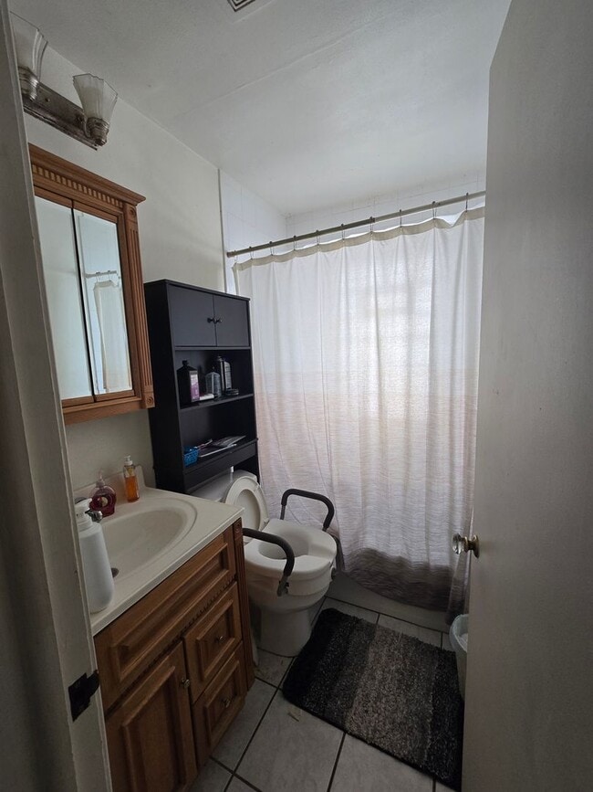 Building Photo - 2239 S 77th St