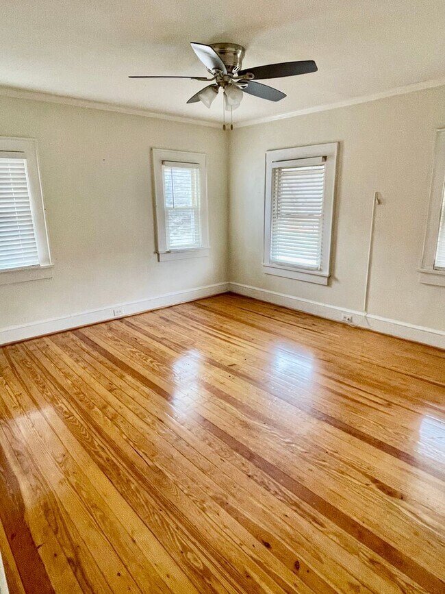 Building Photo - Welcome to this charming 4-bedroom, 2-bathroom home located in the vibrant city of Charlotte, NC