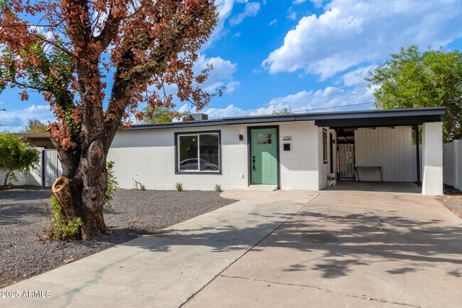 Primary Photo - 2230 W Cambridge Ave