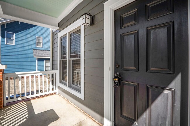 Building Photo - ADORABLE AND COZY-Come see this townhome i...